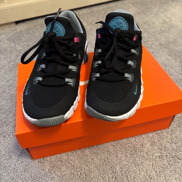 WOMEN'S NIKE FREE METCON 4 TRAINING SHOES - Picture 4 of 8